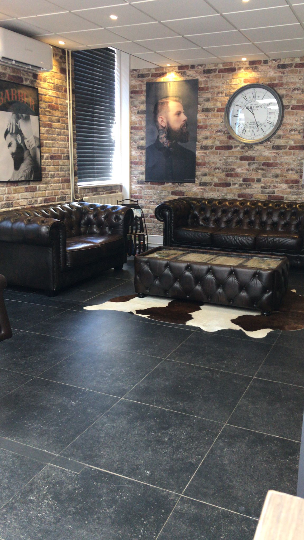 De wachthoek met Chesterfield banken en bakstenen muur