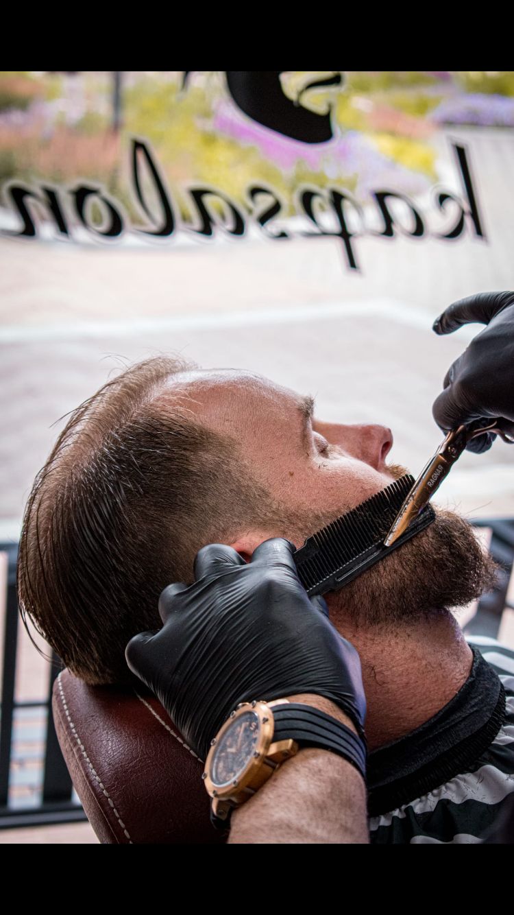 Baard in model brengen met kam en scheermes